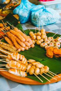 多样美味烤串摆放在盘上