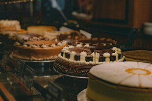 多样美味蛋糕陈列展示