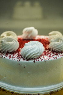 精致奶油装饰美味蛋糕