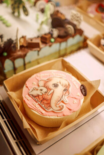 精致草莓装饰圆形甜点