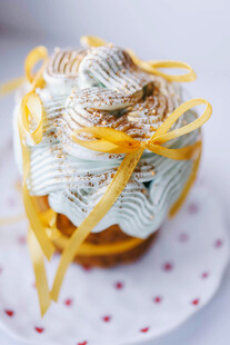 精致奶油裱花纸杯蛋糕