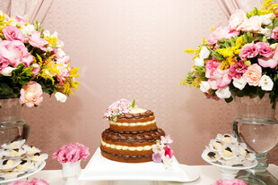 浪漫花卉装饰的精美蛋糕