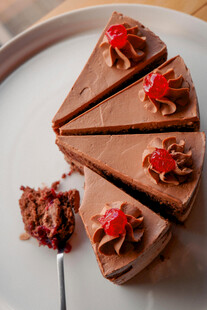 美味巧克力蛋糕切片