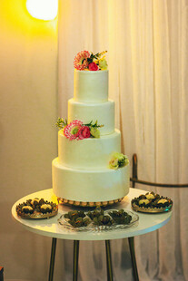 四层花卉装饰精美婚礼蛋糕