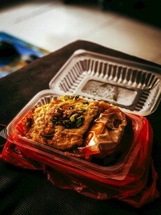 手持美味盒装餐食