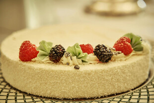 美味水果装饰的精致蛋糕