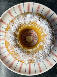 撒糖粉的美味环形甜点