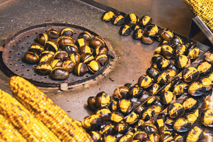 锅中翻炒的栗子与玉米