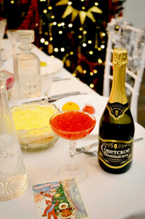 节日餐桌的美酒与饮品