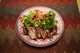 美味特色烤肉摆于盘中