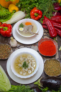 美味汤品与丰富食材组合