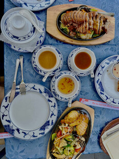 中式美食摆放在蓝白餐具上