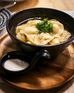 美味饺子汤配蘸料