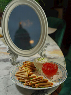 复古镜前的精致点心拼盘