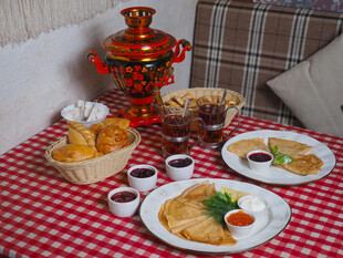 俄式餐桌美食与传统茶具