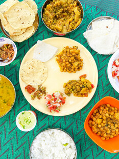 多样印度美食拼盘