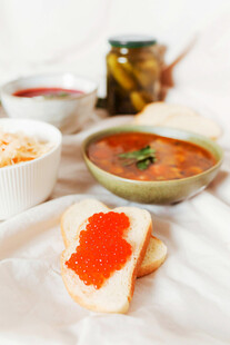 美味汤品搭配面包与酱料