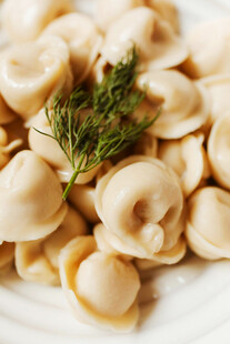 美味饺子配清新莳萝点缀