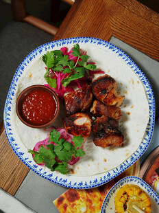 美味烤肉配多彩配菜