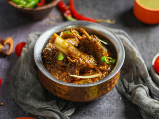 美味肉酱装于古朴碗中