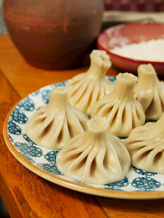中式精美蒸饺摆于盘上
