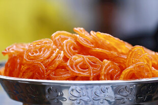 一碗诱人的橙色螺旋意面
