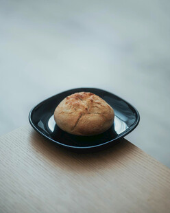 黑色碟中美味圆形糕点