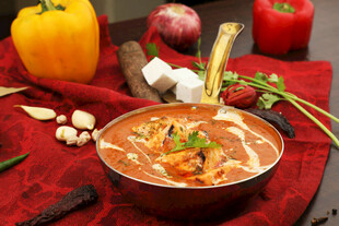 美味咖喱旁的多彩新鲜蔬菜