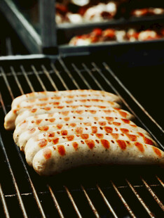 烤架上的美味香肠