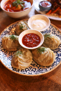 美味饺子配多样蘸料