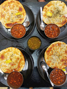 美味披萨搭配多样酱料