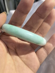 浅绿色玉镯被手托举