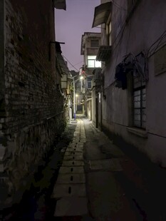 夜幕下的静谧狭窄小巷