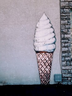 复古风锥形冰淇淋特写