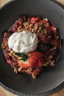 美味浆果酸奶燕麦碗