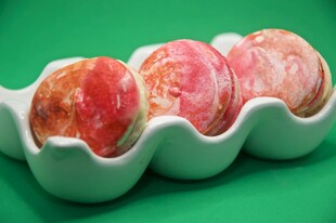 多彩彩蛋置于白色蛋托中