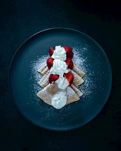 精致华夫饼配奶油果酱