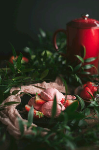 红壶与鲜果的自然静物