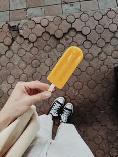 手持黄色冰棍的休闲瞬间