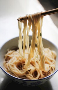 美味面条被筷子挑起
