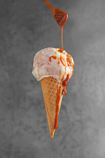 融化的巧克力冰淇淋