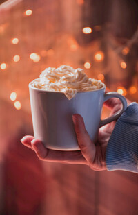 手捧热饮的温馨时刻