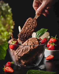 美味巧克力冰淇淋配鲜果