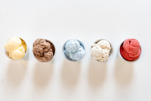 多彩冰淇淋排列展示