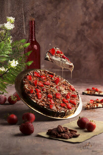 草莓巧克力蛋糕与美酒