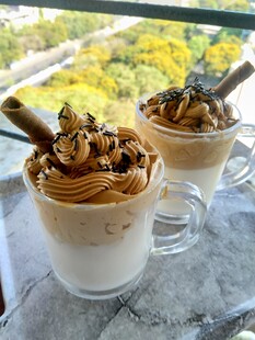 美味分层奶油坚果饮品