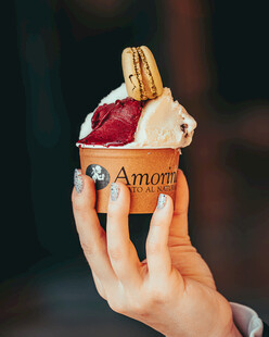 手捧美味冰淇淋甜点