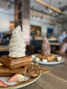 美味多样的精致甜品组合