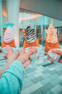 手持多彩冰淇淋的美好瞬间