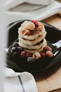 美味松饼配缤纷浆果